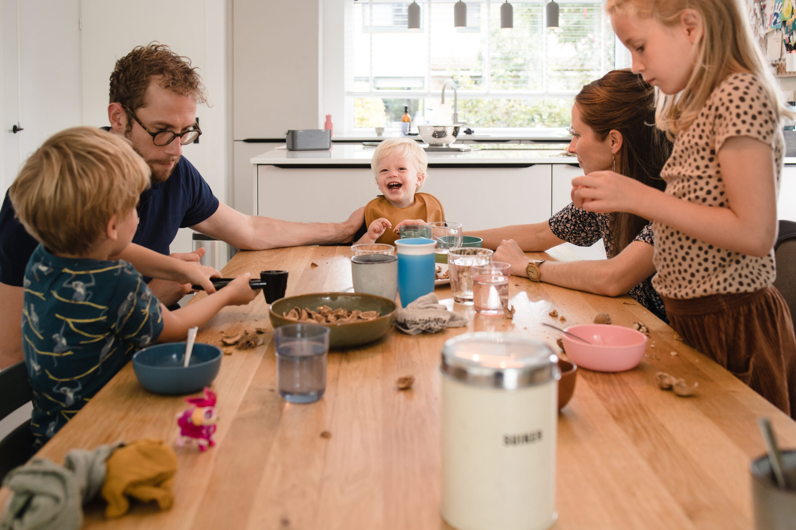 documentaire fotografie bij gezin thuis in Gouda, journalistieke fotoreportage Zuid-Holland bij een jong gezin