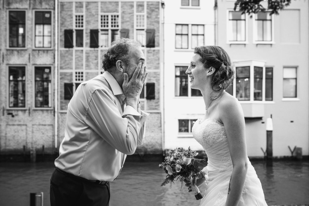 Vader ziet zijn dochter voor het eerst als bruid met haart trouwjurk aan in Dordrecht, Zuid-Holland