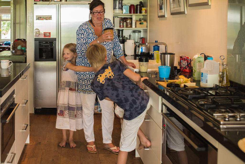 moeder proeft smoothie die zoon gemaakt heeft, documentaire fotografie