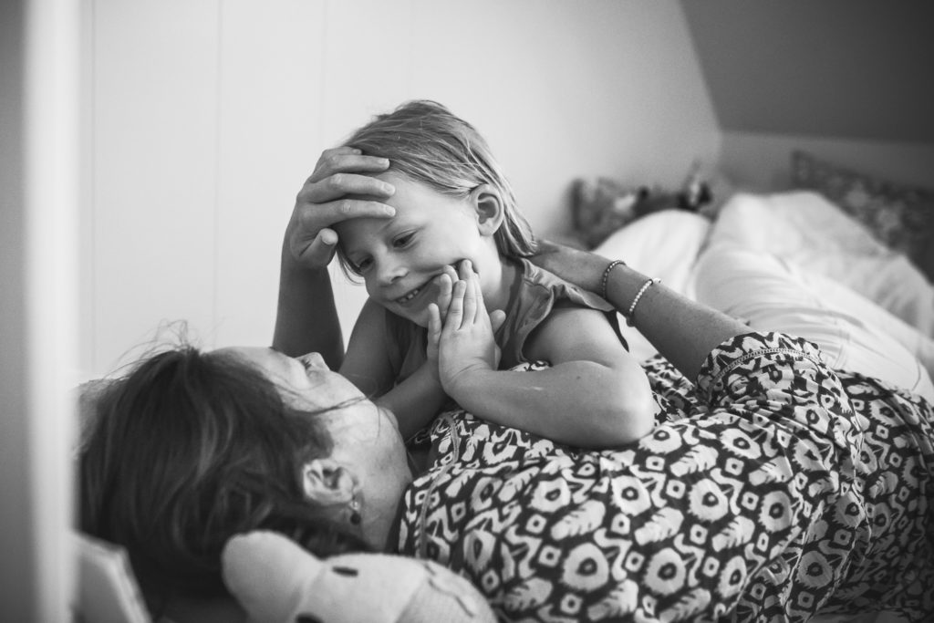 mama en dochter hebben een onderonsje voordat de kleine meid gaat slapen, day in the life fotografie