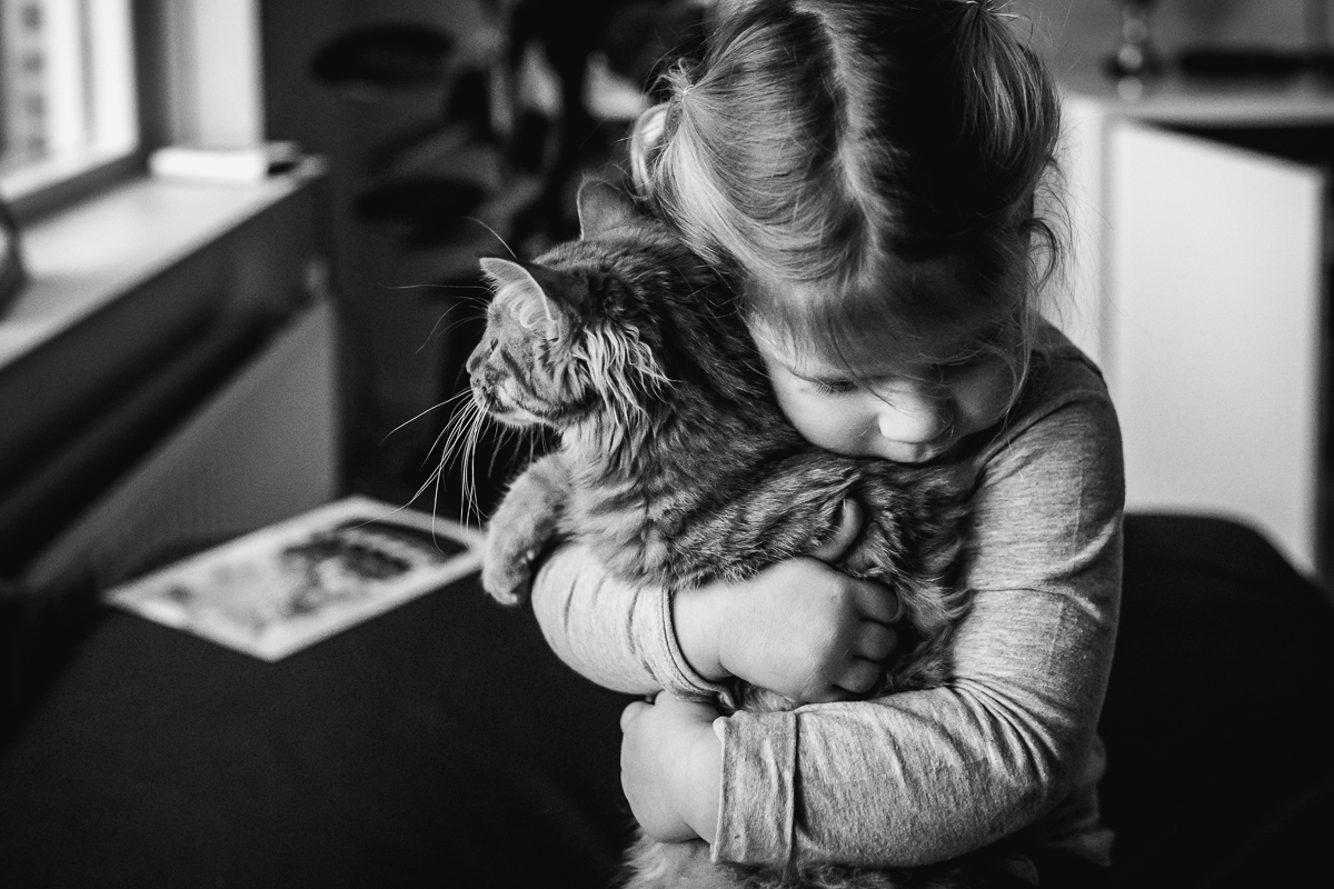 meisje knuffelt met kat, day in the life fotografie