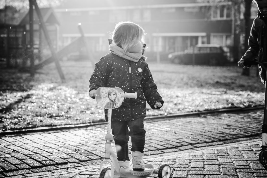 Meisje speelt op haar step op een koude winterdag, day in the life fotografie