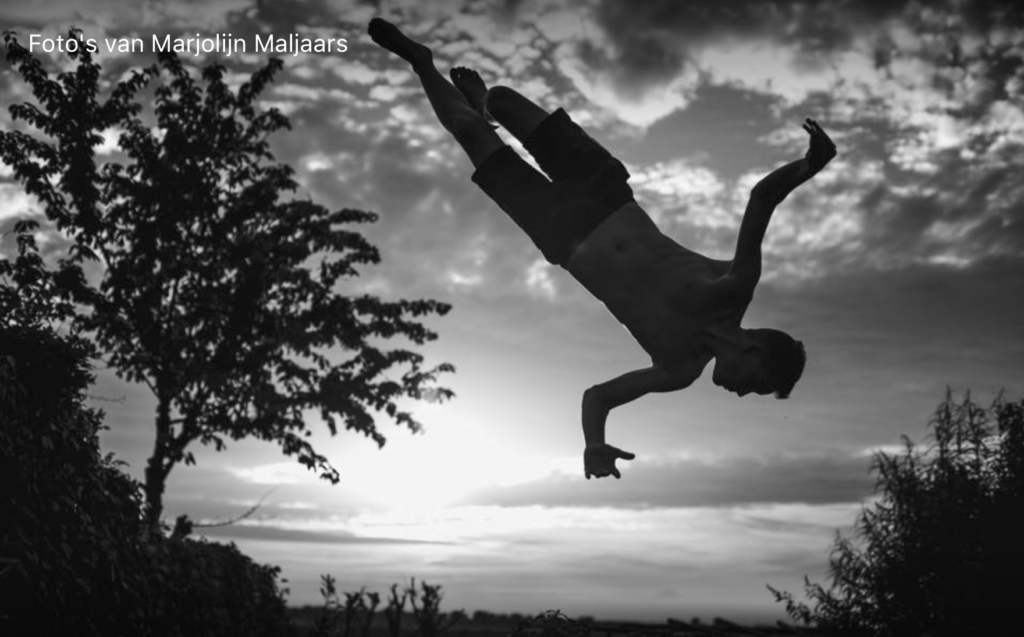 Jongen springt op trampoline, documentaire fotografie
