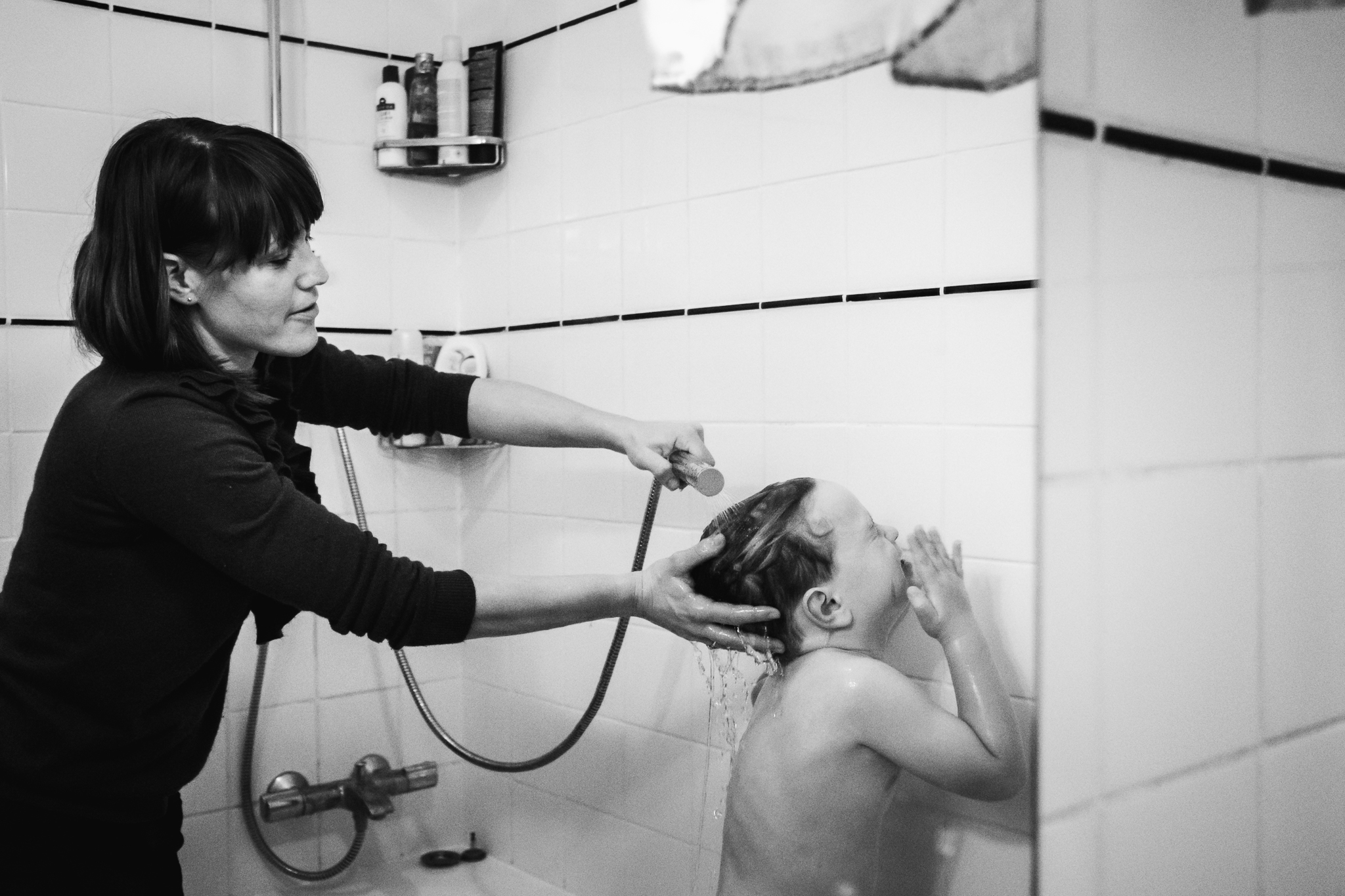 Moeder wast de haren van haar zoon in de douche