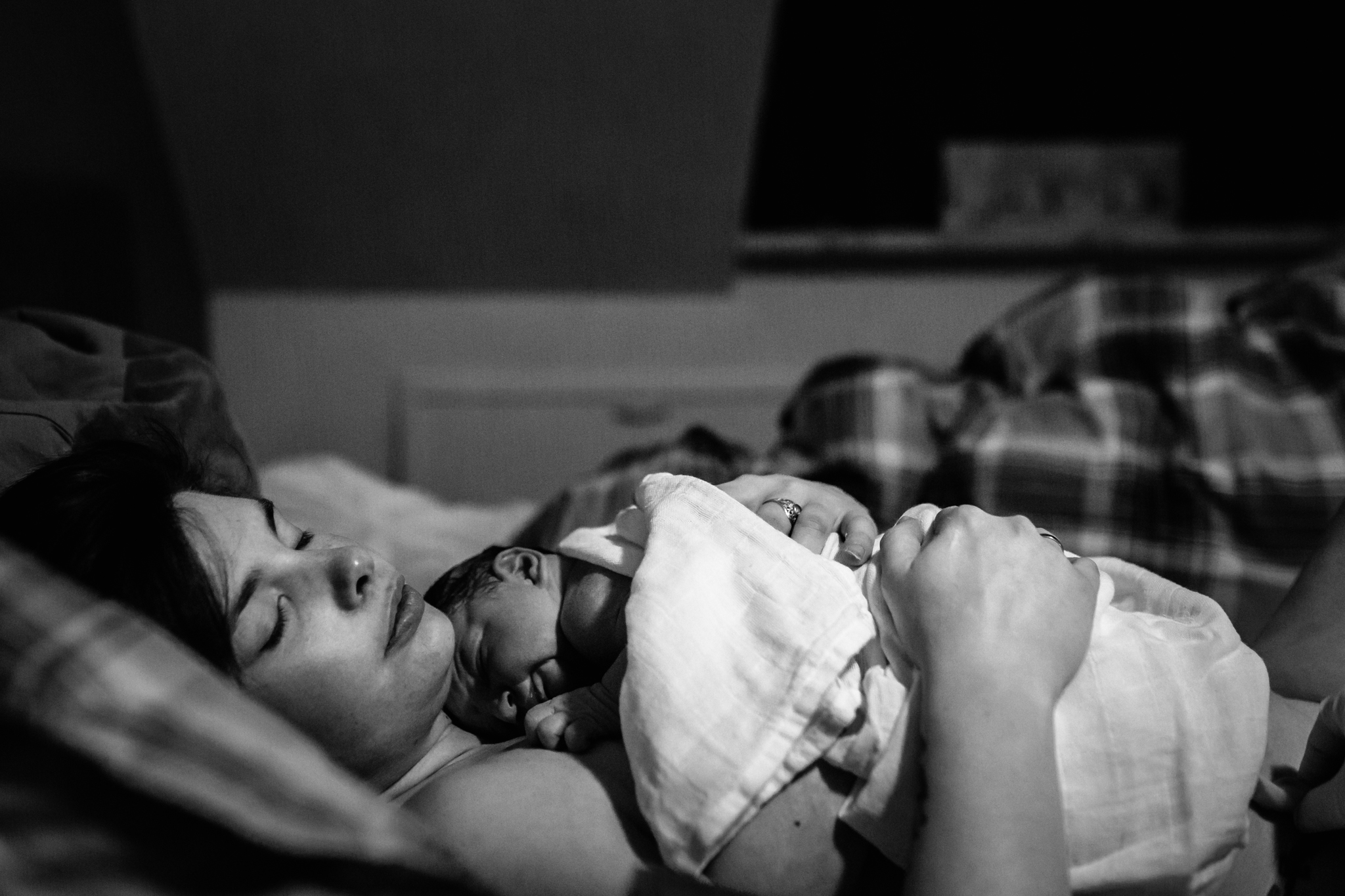 Mama met baby in bed na bevalling