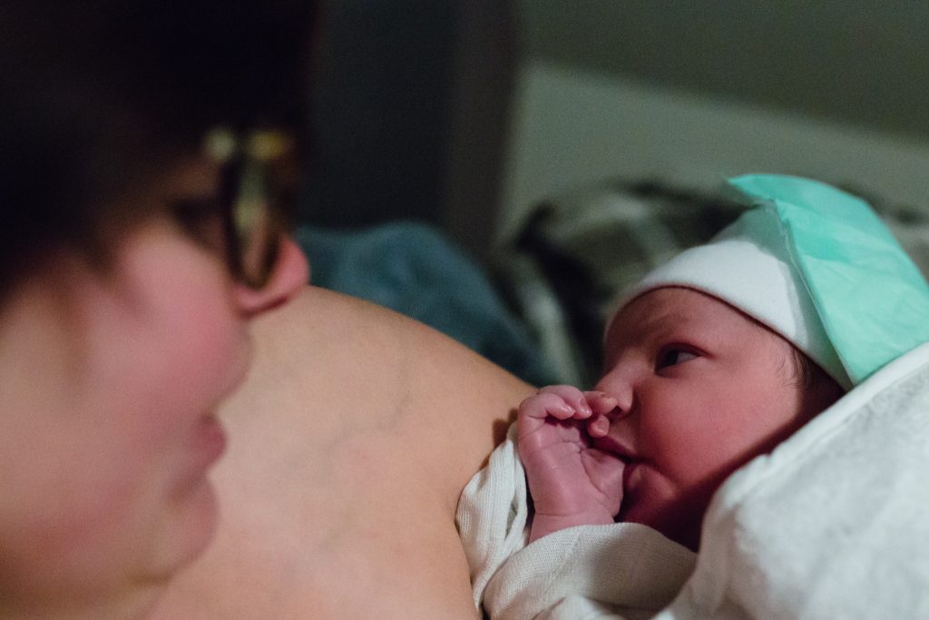Pasgeboren baby zuigt al op zijn duim