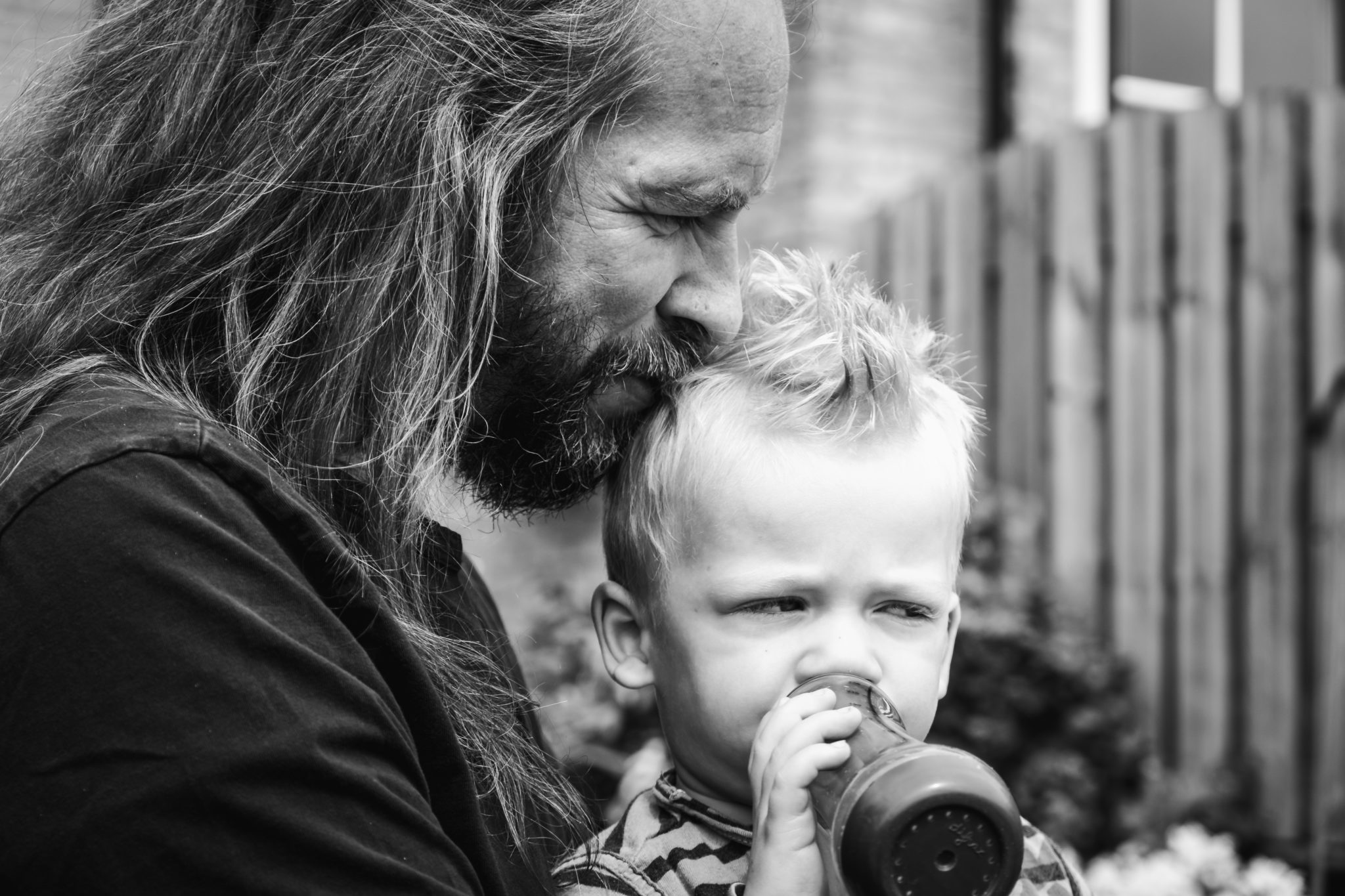 Vader knuffelt met zijn zoontje tijdens een day in the life reportage