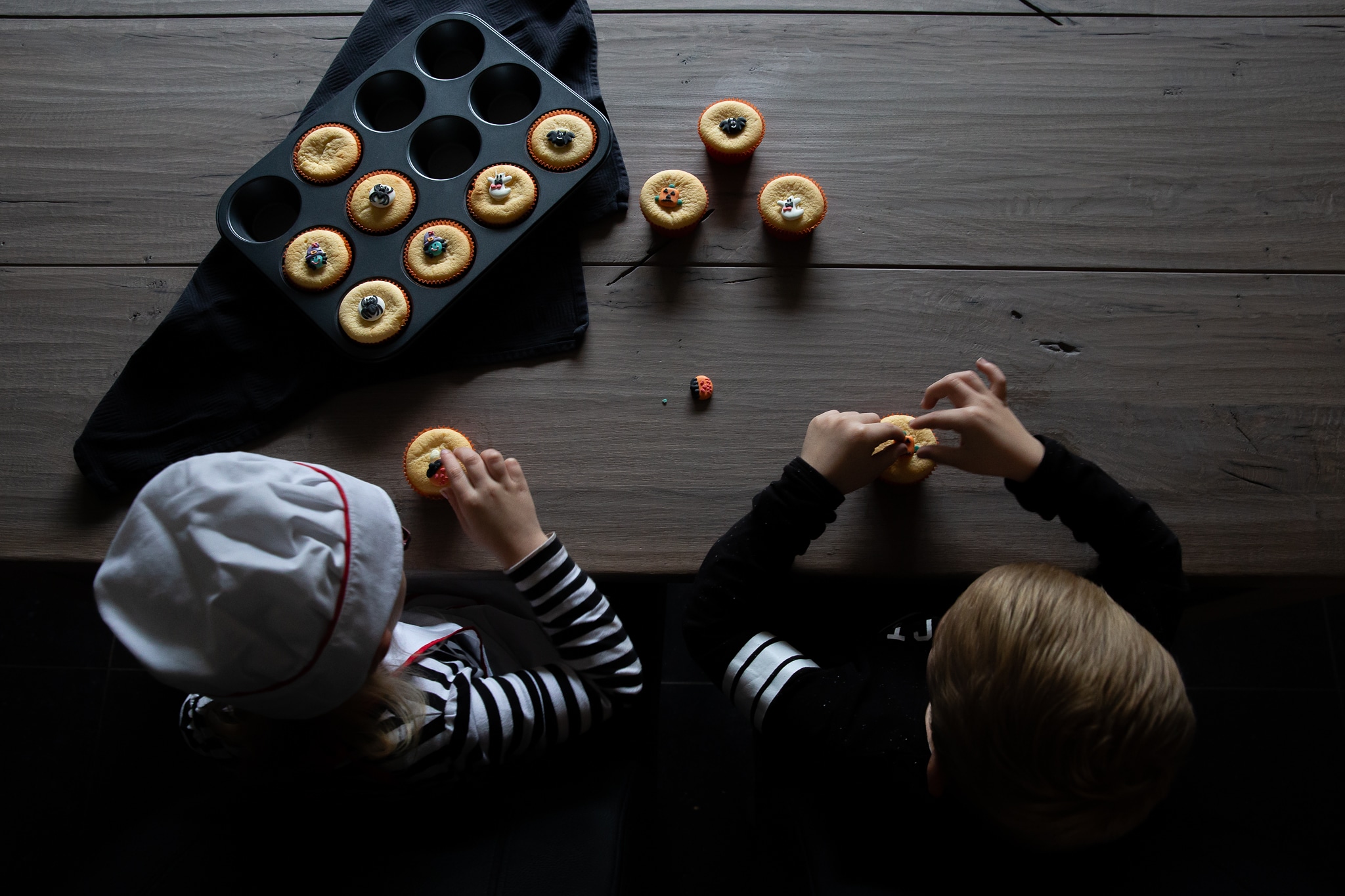 kinderen bakken koekjes tijdens een day in the life reportage