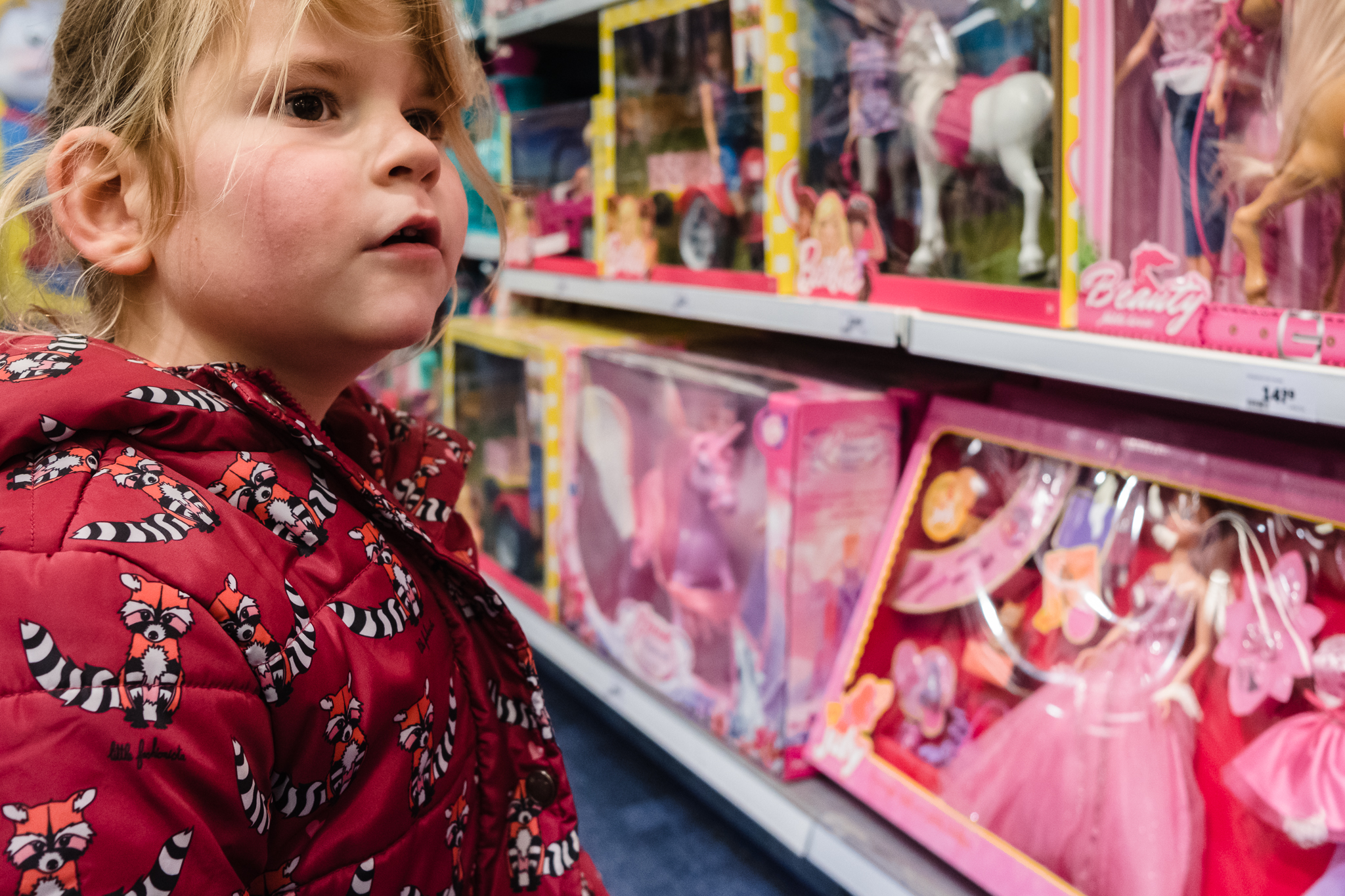 Meisje kijkt haar ogen uit in een speelgoedwinkel