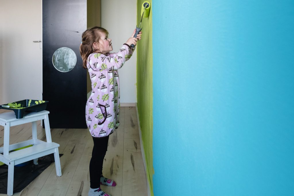 meisje verft haar kamer, documentaire familiefotografie