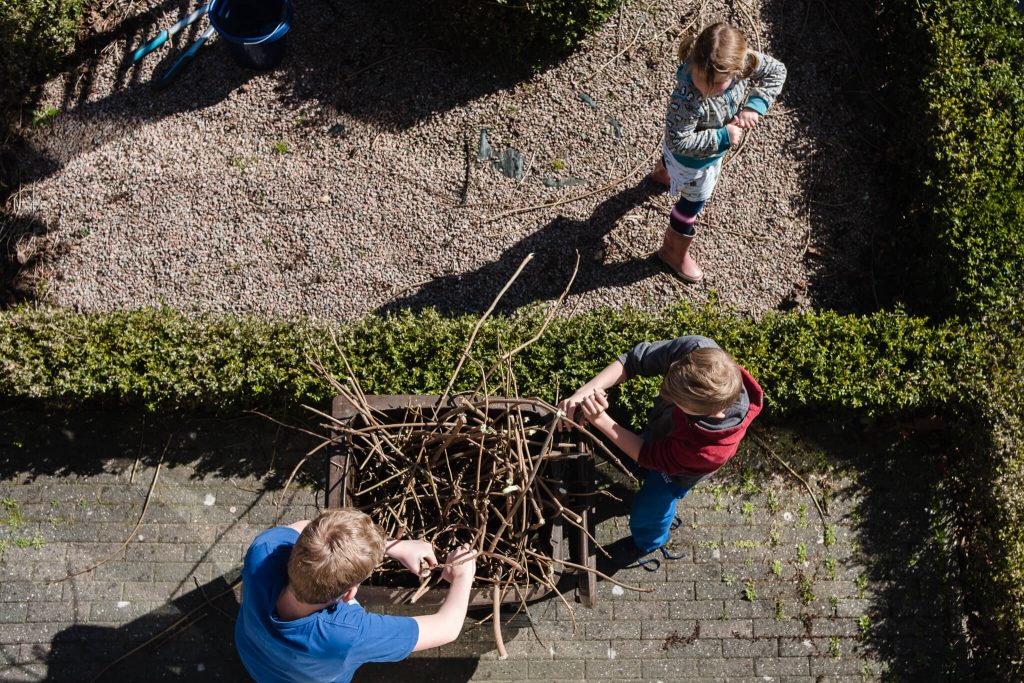 Kinderen ruimen de tuin op, familiefotografie