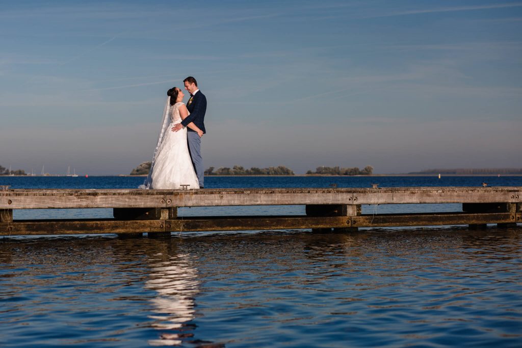 Fotoshoot van een bruidspaar op de Grevelingendam in Zeeland