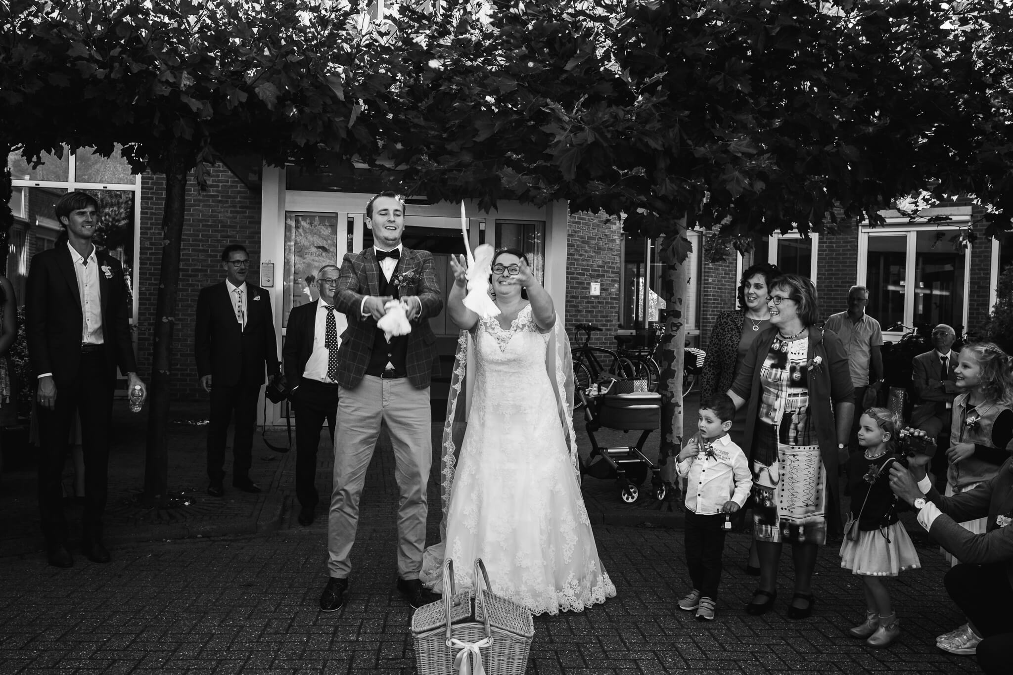 Bruidspaar laat witte duiven los na de ceremonie in het Rondeel in Middelharnis