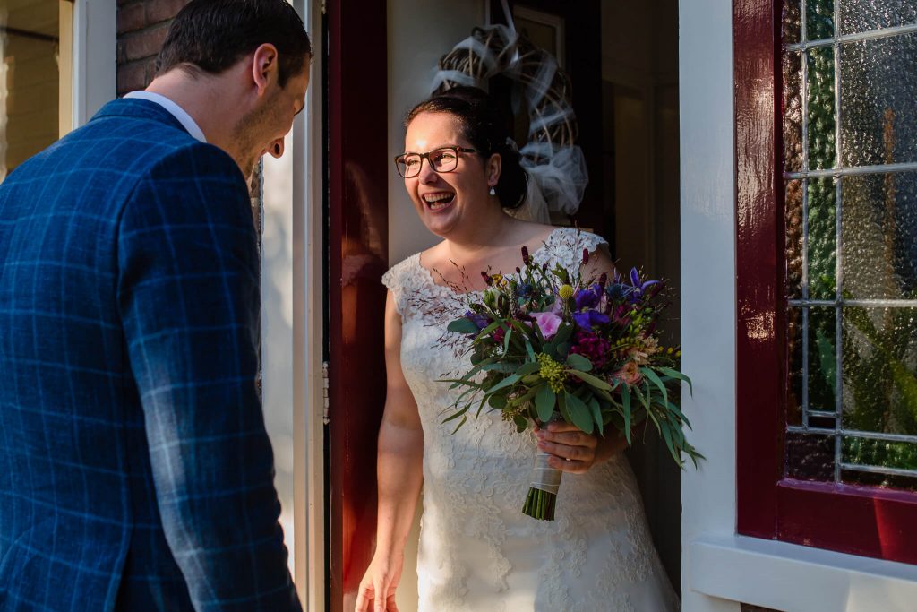 Eerste ontmoeting, bruidegom ziet bruid voor de eerste keer op hun trouwdag