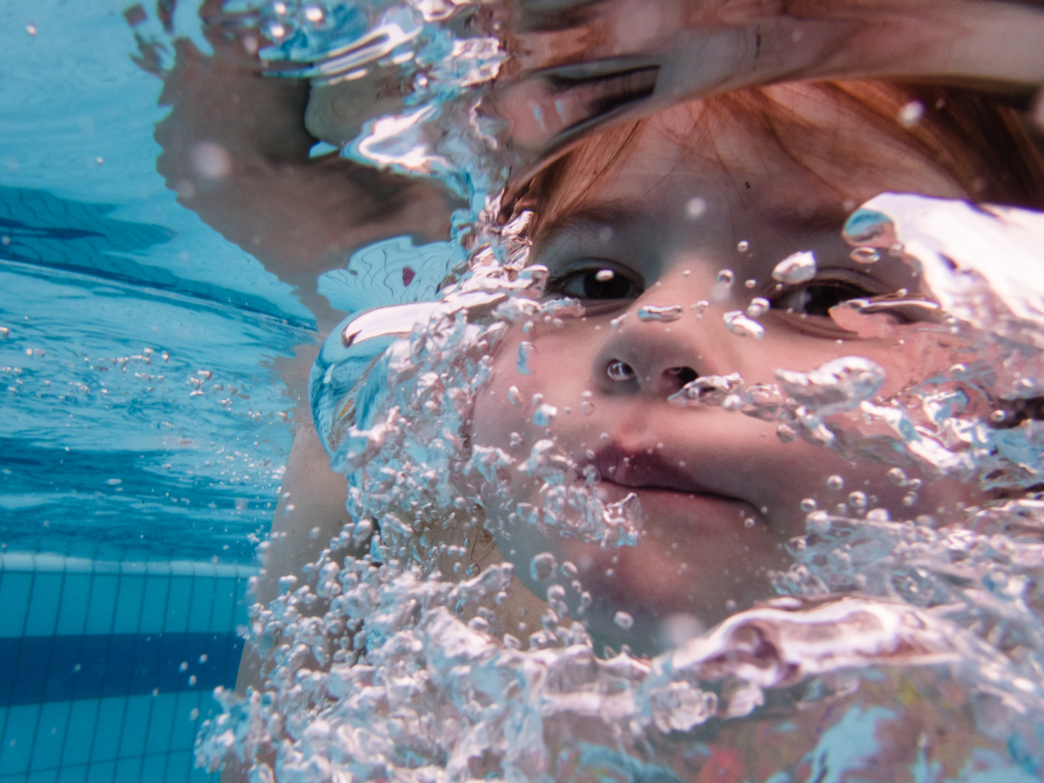 Meisje zwemt onderwater, foto gemaakt met behulp van een onderwatercamera