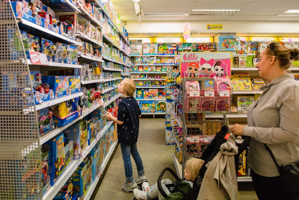 Zoontje van mamablogger uit Gouda mag iets uitzoeken in de speelgoedwinkel
