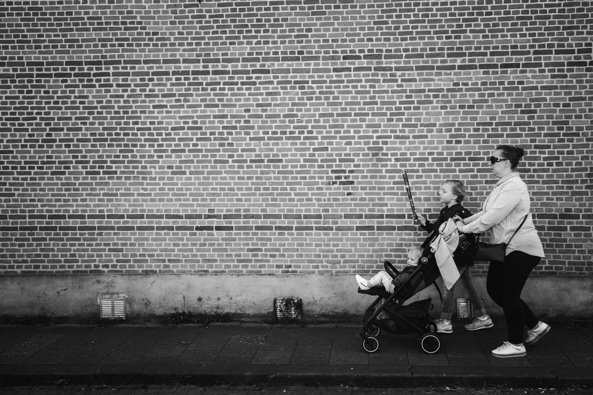 Moeder wandelt met haar zonen door Gouda tijdens een ongeposeerde fotoreportage van haar gezin