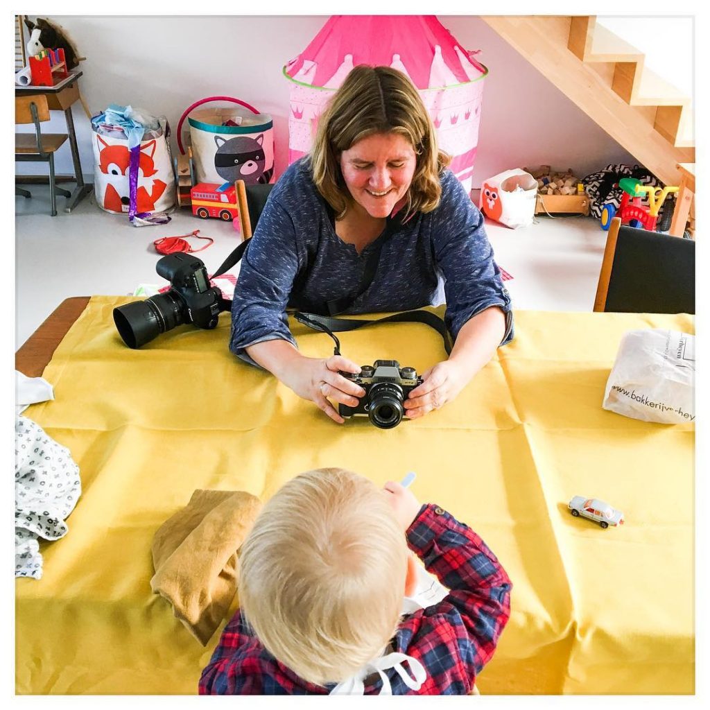 Marjolijn Maljaars aan het werk tijdens een day in the life reportage, documentaire fotografie van een gezin foto gemaakt door Joshua d/Hondt