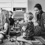 jong gezin tijdens fotoshoot in huis, gouda