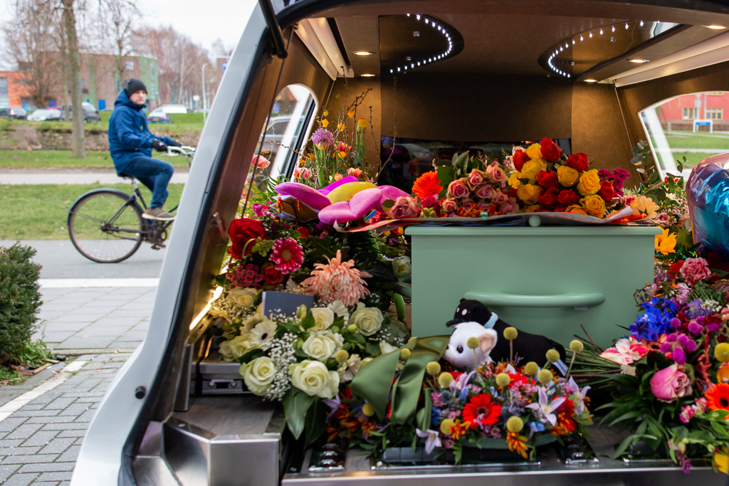 Kist met bloemen in rouwauto - uitvaartfotografie