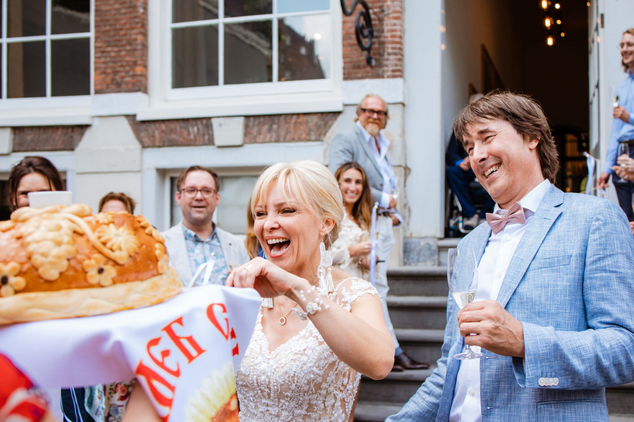 Bruid ziet speciaal gebakken brood, traditie uit Rusland. Bruiloft in Amsterdam