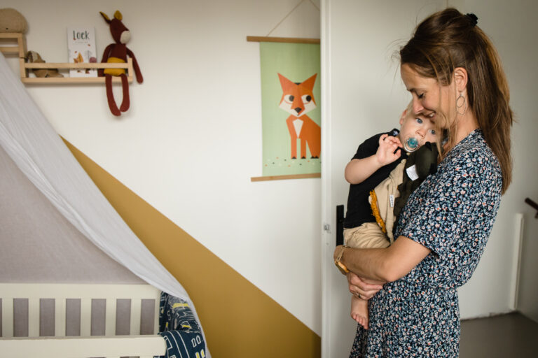 fotoreportage bij jong gezin in Zuid Holland, moeder haalt peuter uit bed