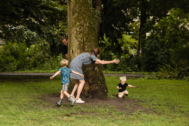 jong gezin speelt buiten terwijl er foto’s gemaakt worden door Marjolijn Maljaars