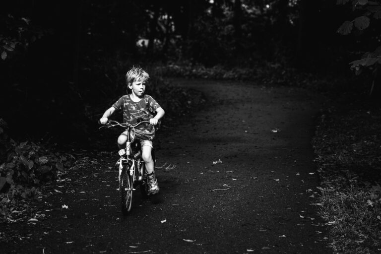 jongen op de fiets in zwart wit, fotoreportage in Zuid-Holland